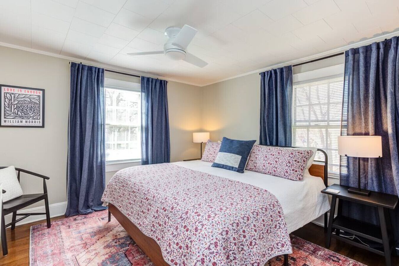 3 habitaciones, escritorio y tabla de planchar con plancha 