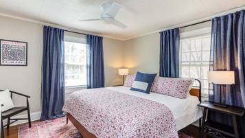 3 habitaciones, escritorio y tabla de planchar con plancha