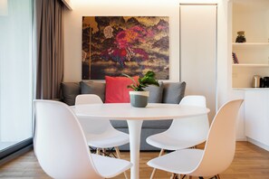 Studiosuite – deluxe | Oppholdsområde | En 43-tommers smart-TV med digitale kanaler samt TV