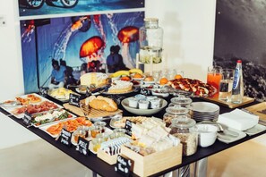 Tägliches kontinentales Frühstück (12 EUR pro Person)