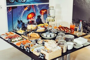 Desayuno continental diario (EUR 12 por persona)