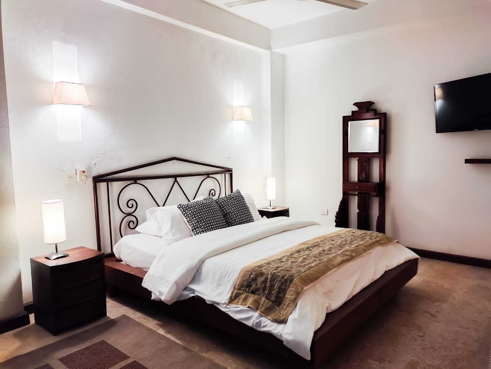 SPECTACULAR HOUSE WITH POOL AND TERRACE IN THE CITY CENTER