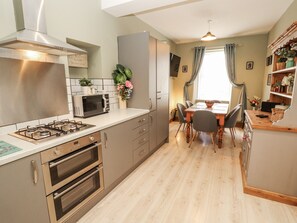 Cottage | Private kitchen | Fridge, electric kettle, toaster, cookware/dishes/utensils - The Oaks Cottage (Penrith)