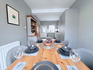 Cottage | Dining - The Oaks Cottage (Penrith)