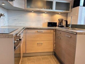 Een koelkast, een microgolfoven, een oven, een vaatwasser