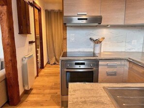 Een koelkast, een microgolfoven, een oven, een vaatwasser