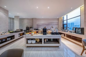A modern kitchen with a central island, built-in appliances, and a city view. - JI Hotel (Kunming High-tech Zone) (Kunming)