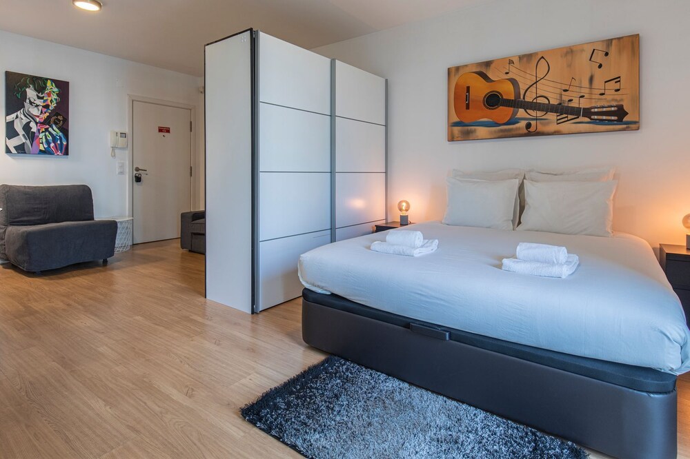 Bright & Comfy Flat in Lisbon by LovelyStay