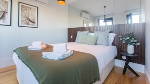 Tabla de planchar con plancha, wifi gratis y ropa de cama 