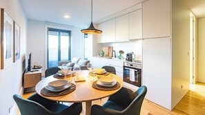 Réfrigérateur, un four, surface de cuisson, lave-vaisselle