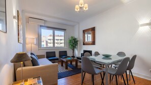 TV - 2BDR Apt with Full Kitchen on Avenida da Liberdade (Lisbon)