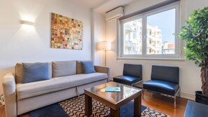 TV - 2BDR Apt with Full Kitchen on Avenida da Liberdade (Lisbon)