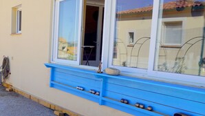 Un edificio con un davanzale blu e una piccola finestra.
