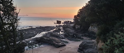 Una spiaggia nelle vicinanze