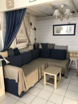 Fernseher, DVD-Player, Bücher