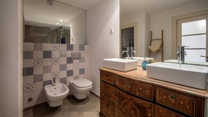 Een haardroger, handdoeken, toiletpapier