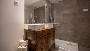 Haartrockner, Handtücher, Toilettenpapier