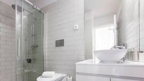 Hair dryer, towels, toilet paper - Flux Art Studio w/ AC & Balcony by LovelyStay (Porto)
