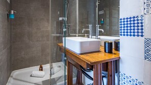 Haartrockner, Handtücher, Toilettenpapier