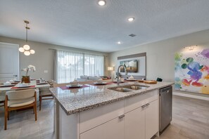 Casa de ciudad Deluxe, 5 habitaciones, alberca privada | Cocina privada | Refrigerador con congelador, microondas, horno y parrilla de estufa 