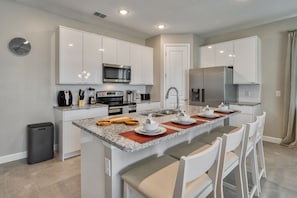 Deluxe resortwoning, 5 slaapkamers, privézwembad | Privékeuken | Een koelkast met diepvriezer, een microgolfoven, een oven, een kookplaat