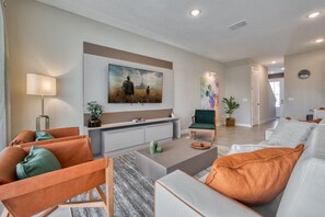 Casa de ciudad Deluxe, 5 habitaciones, alberca privada | Área de sala de estar | Smart TV de 40 pulgadas con canales por cable y televisión 