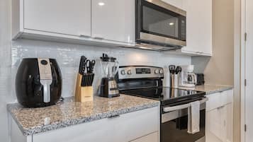 Refrigerador con freezer, microondas, horno, placa de cocina