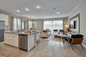 Deluxe resortwoning, 5 slaapkamers, privézwembad | Woonruimte | Een 40-inch smart-tv met kabelzenders en televisie