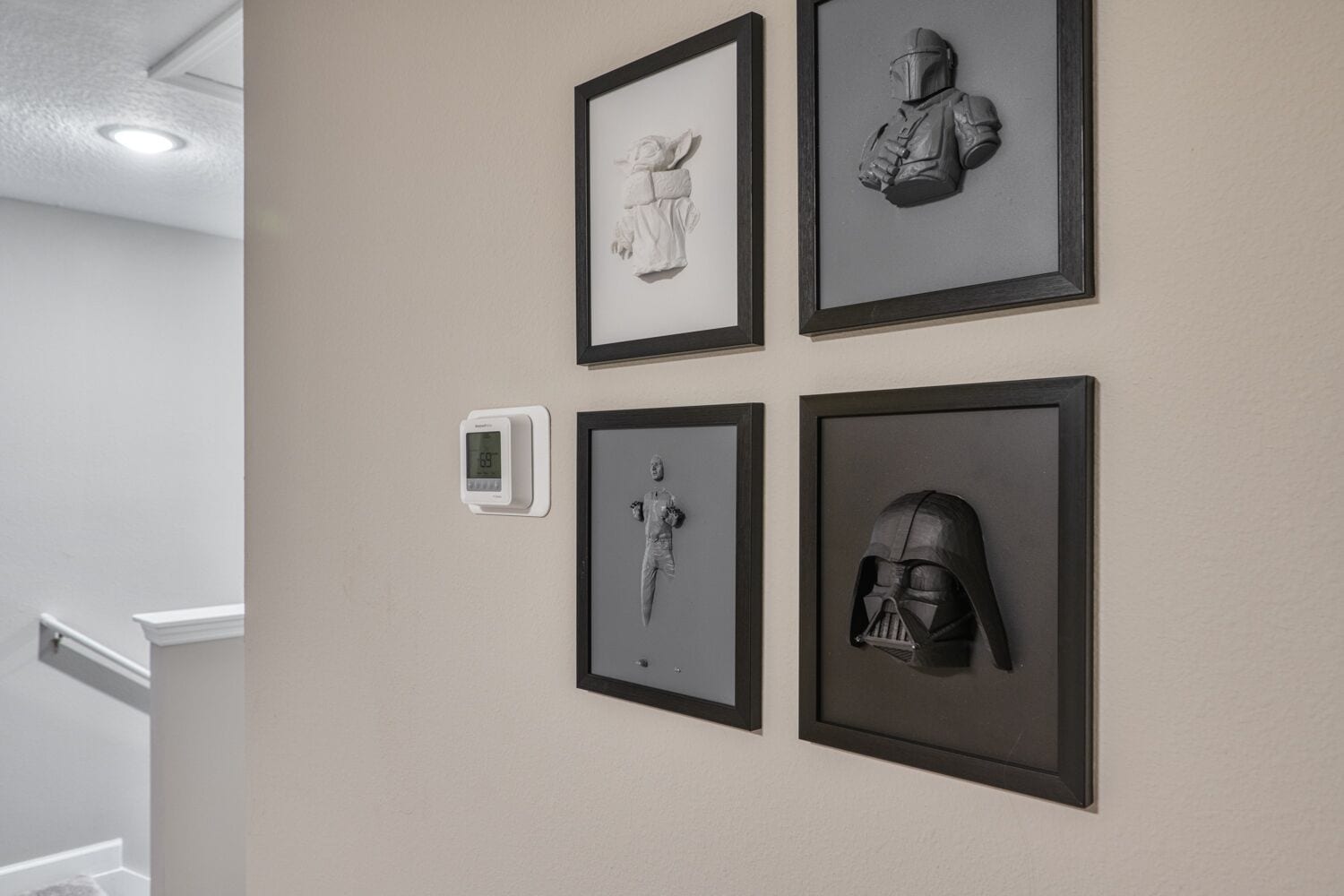 Quatre portraits encadrés sont accrochés au mur, dont un personnage vêtu d’une robe, un personnage en armure, un personnage tenant un bâton et un casque.