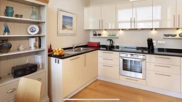 Réfrigérateur, four, plaque de cuisson, lave-vaisselle