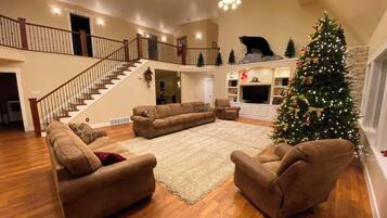 Una chimenea, un reproductor de DVD, un futbolín