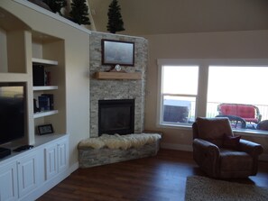 Kamin, DVD-Player, Tischfußball, Tischtennisplatte