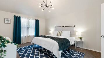 3 quartos, escrivaninha, ferros/tábuas de passar roupa, berço de viagem