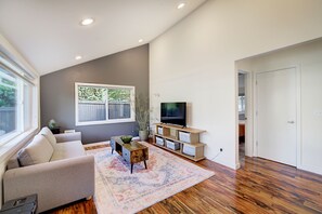 TV, books, printers - 3 bedroom at Madison Valley (Seattle)