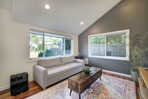 TV, books, printers - 3 bedroom at Madison Valley (Seattle)