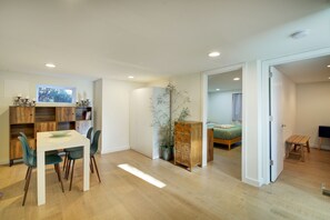 3 室のベッドルーム、セーフティボックス (室内)、デスク、アイロン / アイロン台