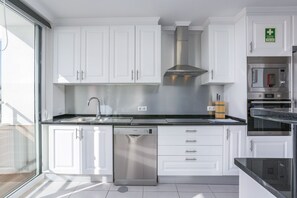 Réfrigérateur, four à micro-ondes, un four, surface de cuisson
