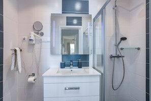 Douche, sĂšche-cheveux, bidet, serviettes fournies