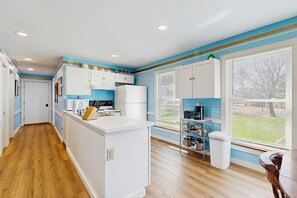 Køleskab, mikrobølgeovn, ovn, kogeplade