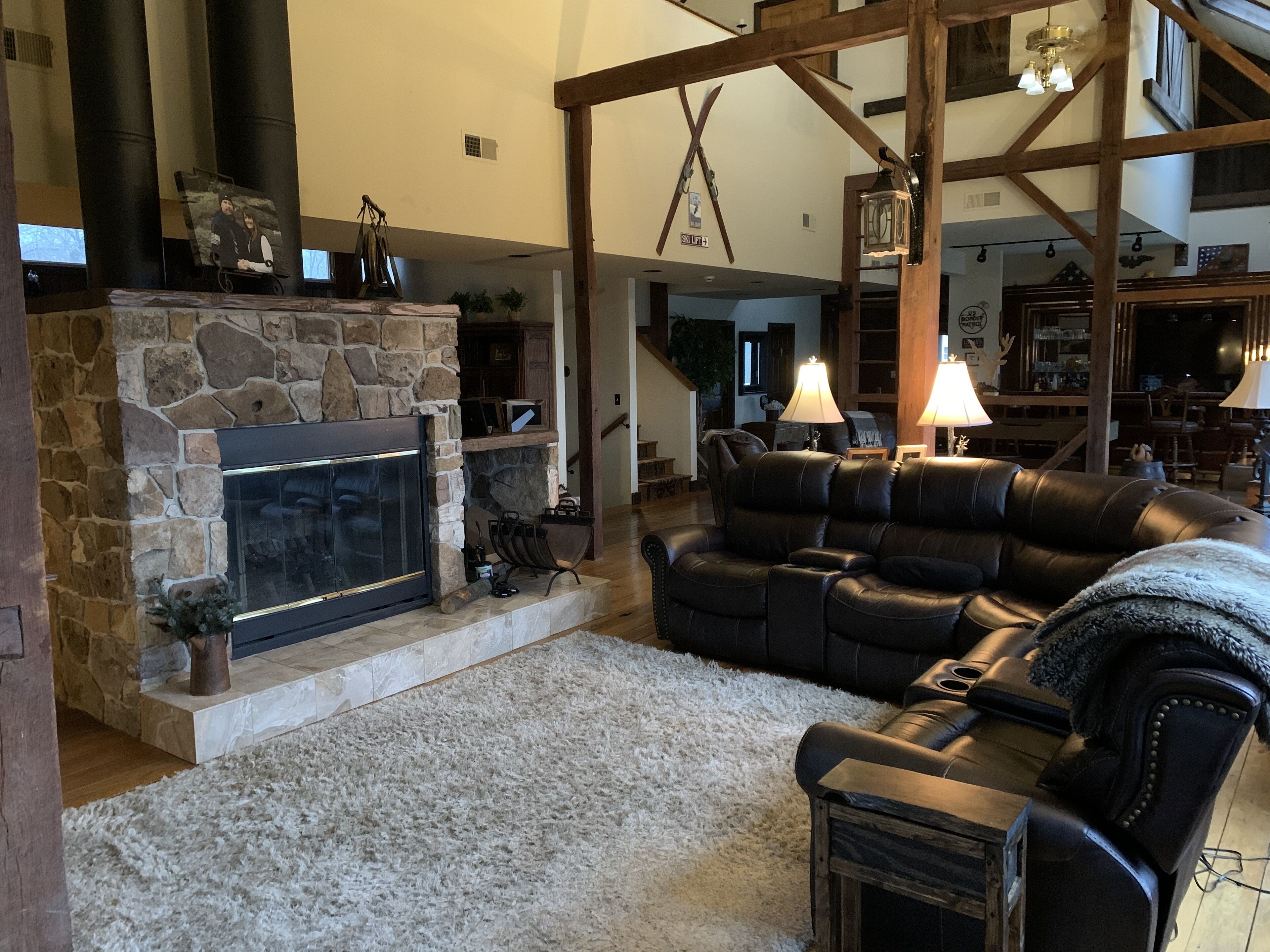 *New* Beautiful Lodge sleeps 10 adults & 3 kids w/Pano Mountain Views *Hot tub*