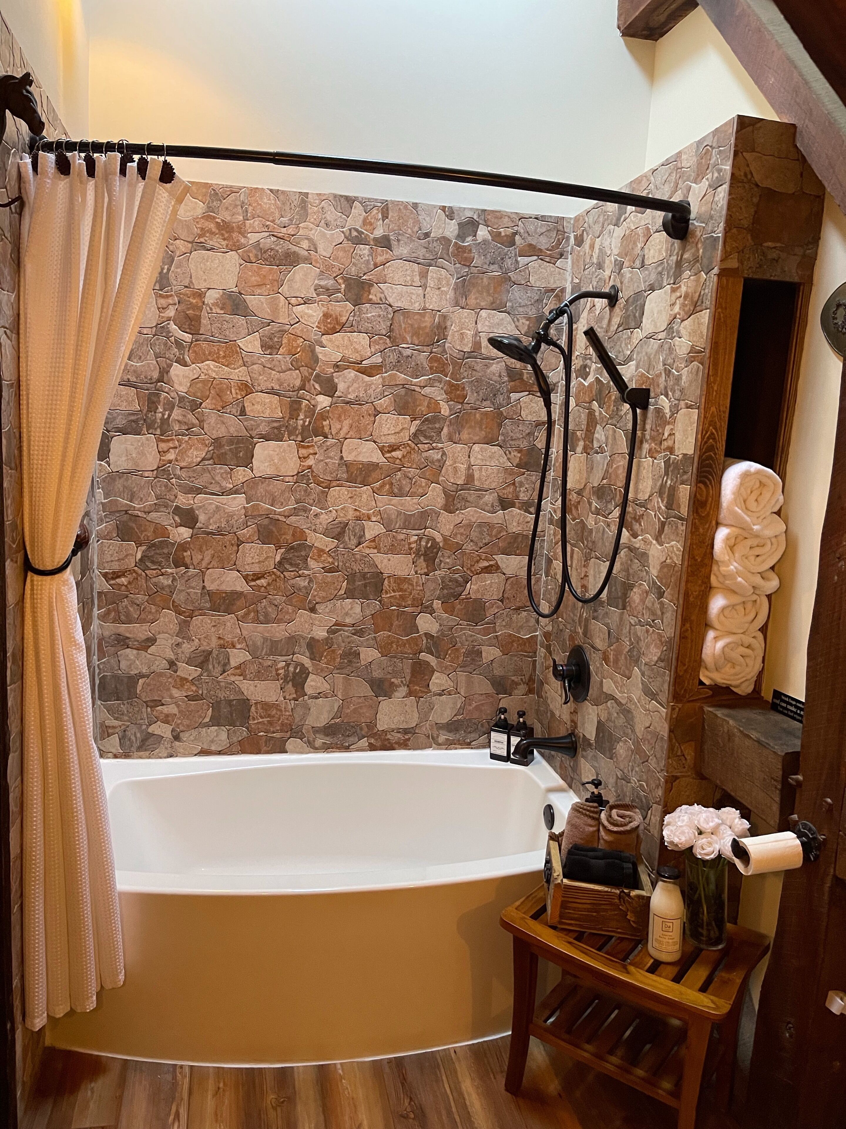 *New* Beautiful Lodge sleeps 10 adults & 3 kids w/Pano Mountain Views *Hot tub*