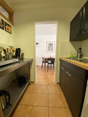 Kühlschrank, Herdplatte, Wasserkocher mit Kaffee-/Teezubehör