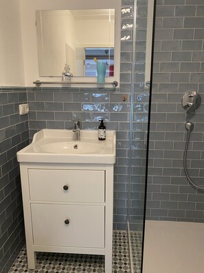 Shower, hair dryer, towels, soap - Beautiful studio for 2 people in picturesque Homburg am Main (Triefenstein)