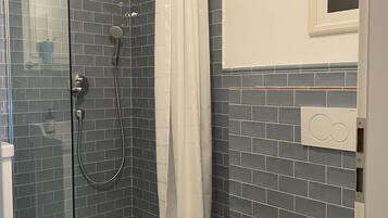 Een douche, een haardroger, handdoeken, zeep