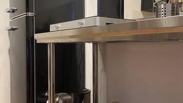 Køleskab, kogeplade, kaffe-/temaskine, elkedel