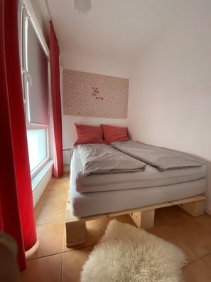 1 Schlafzimmer, Schreibtisch, schallisolierte Zimmer