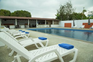 Outdoor pool, open 7:30 AM to 8:00 PM, free pool cabanas, pool loungers - Hotel RC Tonsupa (Tonsupa)