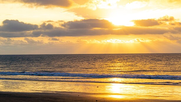 A beach with waves and a sunset. - Hotel RC Tonsupa (Tonsupa)