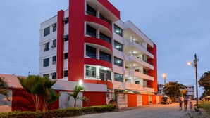 A multi-story hotel with balconies and a sign reading "HOTEL RED". - Hotel RC Tonsupa (Tonsupa)
