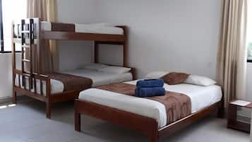 Habitación cuádruple estándar | Insonorización y ropa de cama